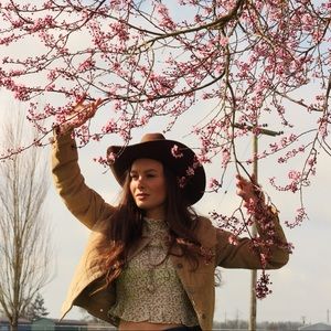 Super cute floral print smocked top !